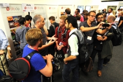 Olloclip bietet für iPhone-Nutzer eine einfache Möglichkeit, bessere und effektvollere Bilder zu schießen. Ermöglicht wird das Ganze durch das simple Prinzip einer Aufstecklinse, welche nach dem Befestigen neben einer Weitwinkeloption noch ein Fisheye und Macro bietet.