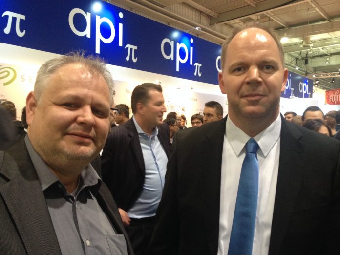 Api-Chef Achim Heyne und Jörg Fessel (Source IT Distribution) auf der Standparty von Api