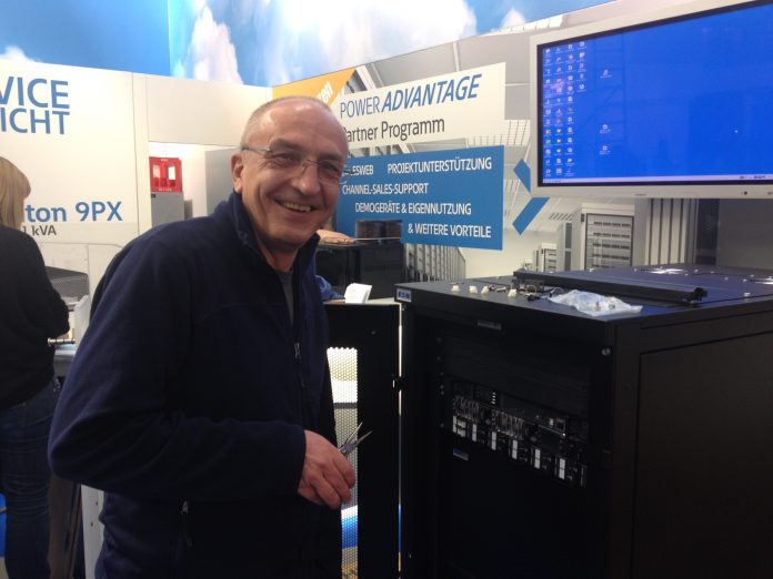 Roland Lommer (Eaton) bei den letzten Feinarbeiten