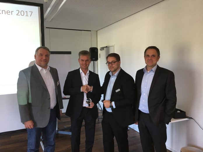 Der Titel «Most Valuable Partner» ging an Axsos (v.l.n.r.): Peer Nägele