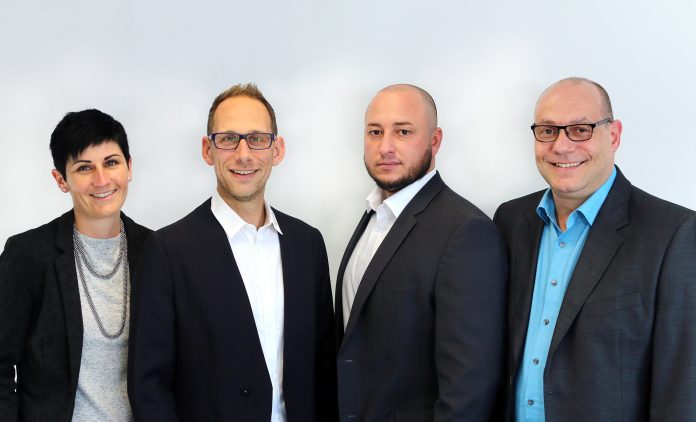 Sonja Bleicher und Marco Kuhn zusammen mit Geschäftsführer Michael Bleicher (2v.l.) und dem neuen Fertigungsleiter Dirk Huck (ganz rechts).