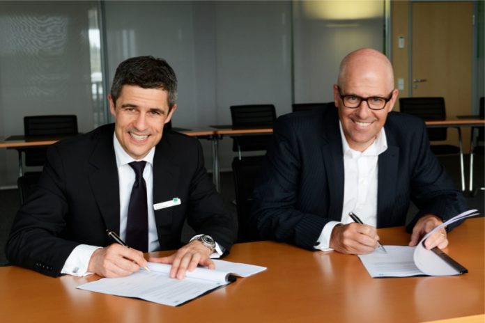 Vertragsunterzeichung: Michael Guschlbauer (Bechtle) und Horst Reichardt (Freudenberg IT)