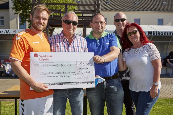 Gleb Gerner (links) freut sich über das Ergebnis des Fußballcups