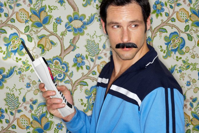 Mobiltelefon-Knochen im Achtziger-Jahre-Stil