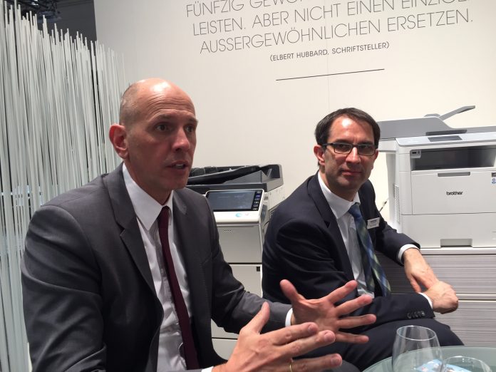 Brother-Deutschlandchef Matthias Kohlstrung (links) mit Paul Schalk auf der CeBIT