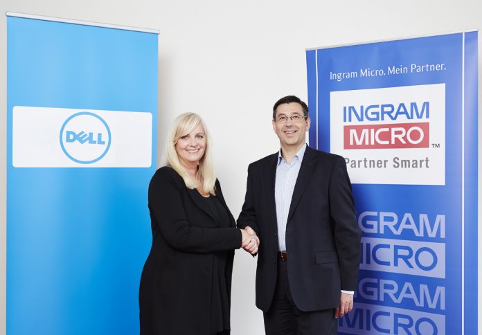 Doris Albiez (Dell) und Robert Beck (Ingram Micro) schließen einen Distributionsvertrag