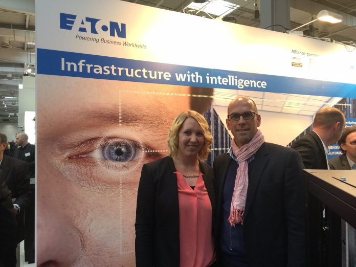 Jasmin Dichmann und Kosmas Steinke auf dem Eaton-Stand im Planet Reseller/CeBIT