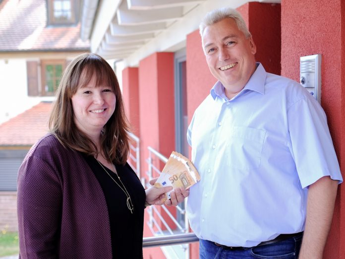 Bernd Roth von Computerservice Roth freut sich über die Geldprämie von Ebertlang-Managerin Nadja Krug