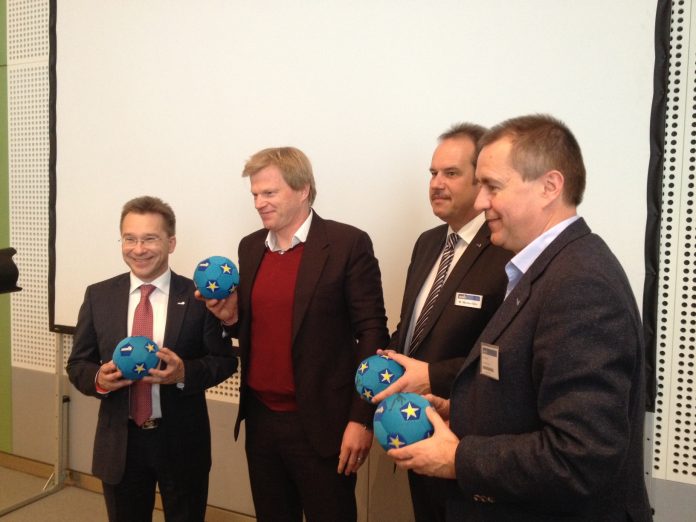 Das Euronics-Management und Oliver Kahn mit den Titan-Bällen