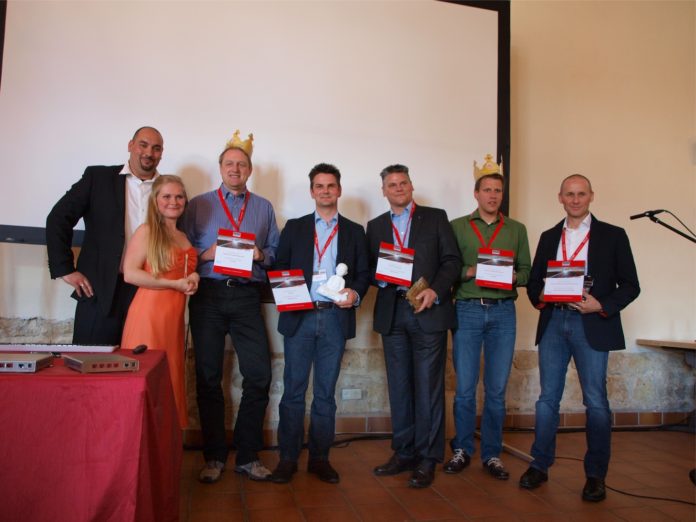 Robert Berger und Sandra Lohse (v.l.) von Ferrari Electronic übergaben die Partnerpreise an (v.l.): Holger Janowski