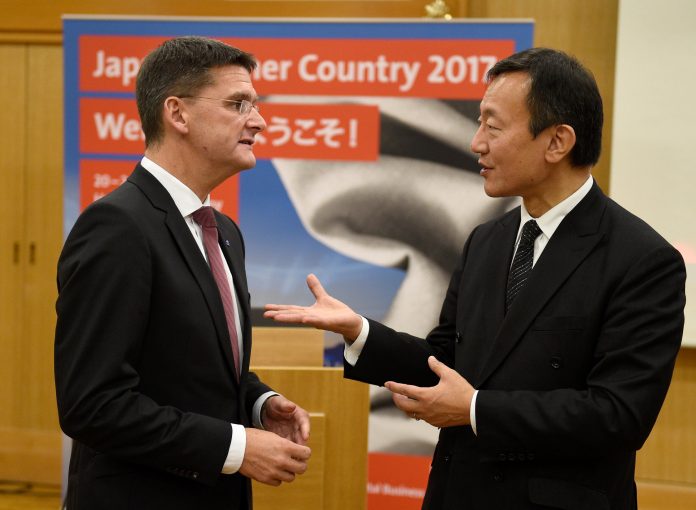 CeBIT-Chef Oliver Frese und Hitoshi Masuda (JETRO)