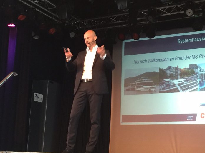 comTeam-Chef Sven Glatter eröffnet die Systemhauskonferenz in Köln