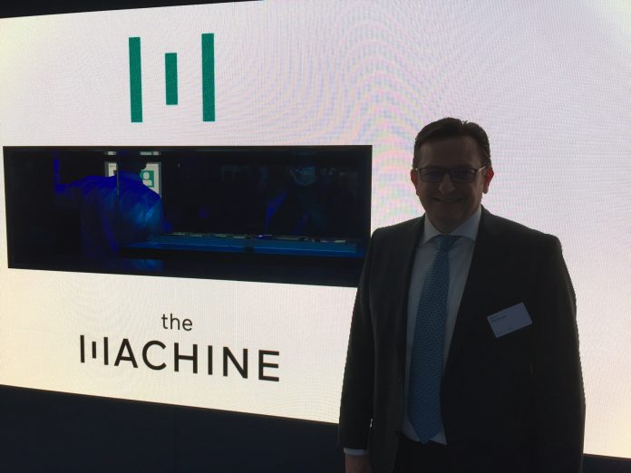 Gerry Steinberger auf dem HPE-Stand auf der CeBIT