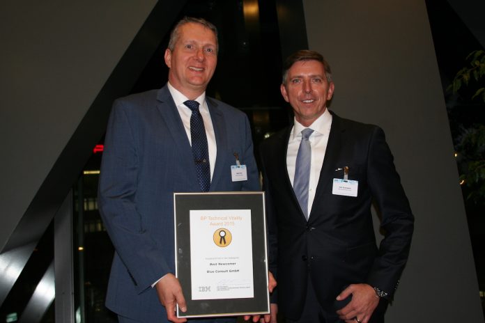 Martin Rott mit IBM-Channelchef Olaf Scamperle