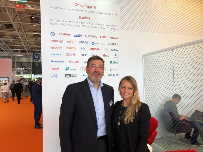 Robert Beck und Natalia Stein von Imcopex auf der CEBIT im Fachhandelsbereich in Halle 13