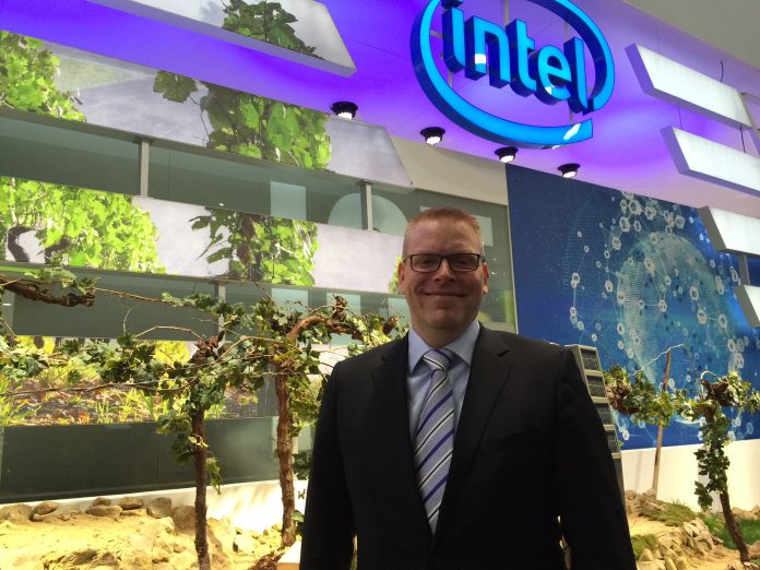 Christian Lamprechter vor dem vernetzten Weinberg auf der CeBIT: Auf dem Weinberg werden die exakten Klimadaten erfasst