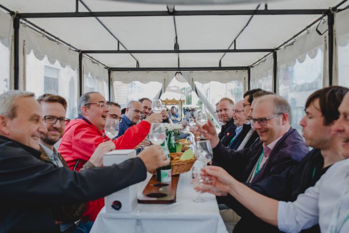 Mit Pferdekutschen und guter Stimmung geht es durch die fränkischen Weinberge