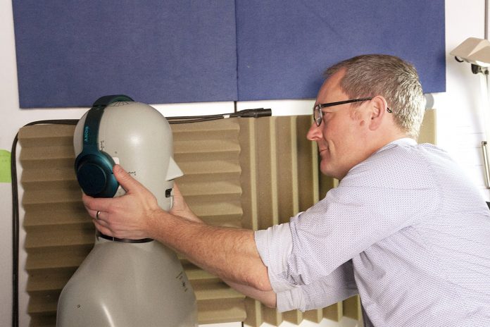 In einem aufwendigen Labortest wurden 20 Kopfhörer genau unter die Lupe genommen (Q: Computer BILD)