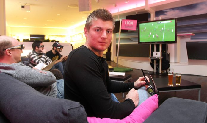 Da staunt auch Bayern-Profi Kross: Telekom und Sky haben sich geeinigt