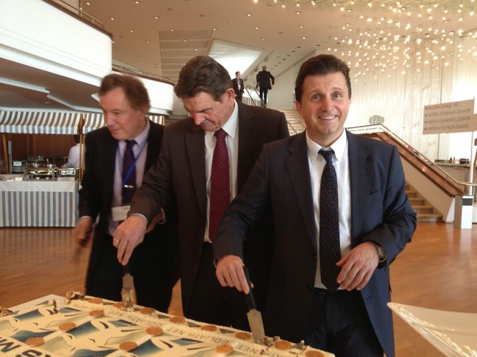 Nach vier Jahren harter Entwicklungsarbeit darf man sich auch einmal einen Kuchen gönnen: MKS-Chef Michael Kempf (rechts)