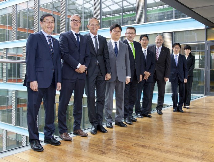 Das Management von Kyocera und Ceyoniq nach der Vertragsunterzeichnung