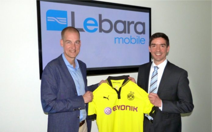 Lebara-Chef Scott Rankin (rechts) hat die Hand am Trikot.