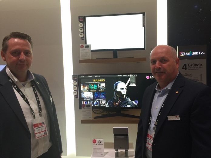 Die LG-ISP-Manager Frank Sander und Heinz-Dieter Speidel auf der IFA