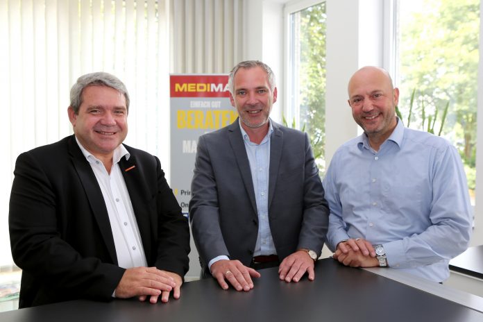 (von links nach rechts) Friedrich Sobol begrüßte Frank Jagielski und André Alonzo zur Vertragsunterzeichnung in der Medimax-Zentrale Düsseldorf