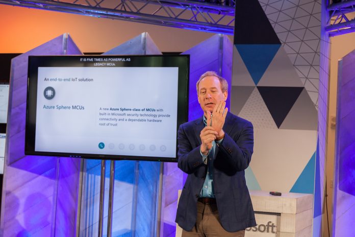 Brad Smith zeigt MCU (Quelle Microsoft)