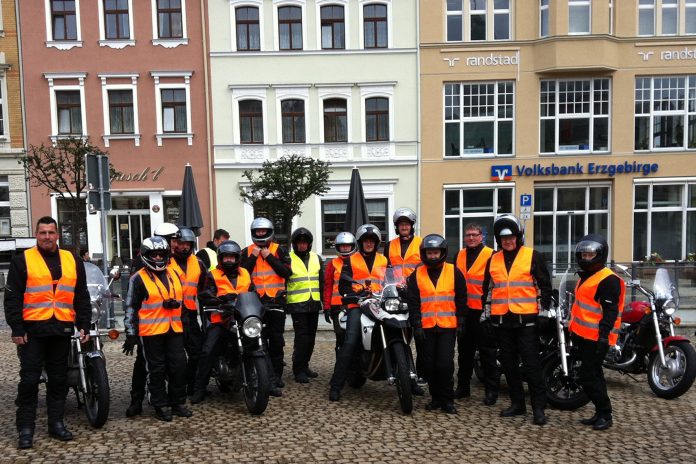 Gruppenbild mit Motorrad: Die Comteam-Mitglieder auf Tour