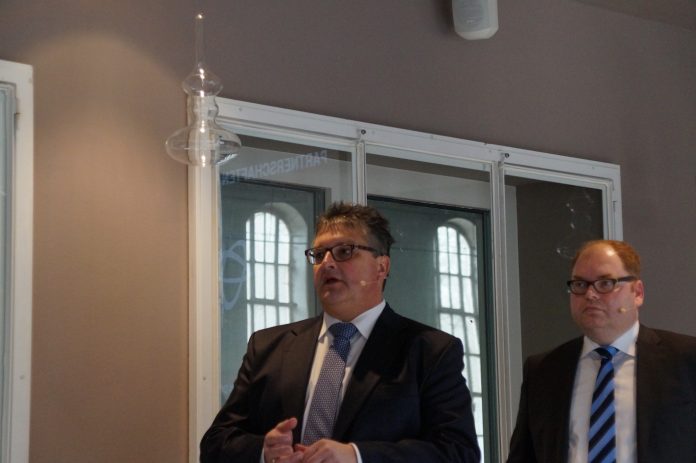 Jürgen Städning von Nfon und Telekom-Manager Dirk Backofen