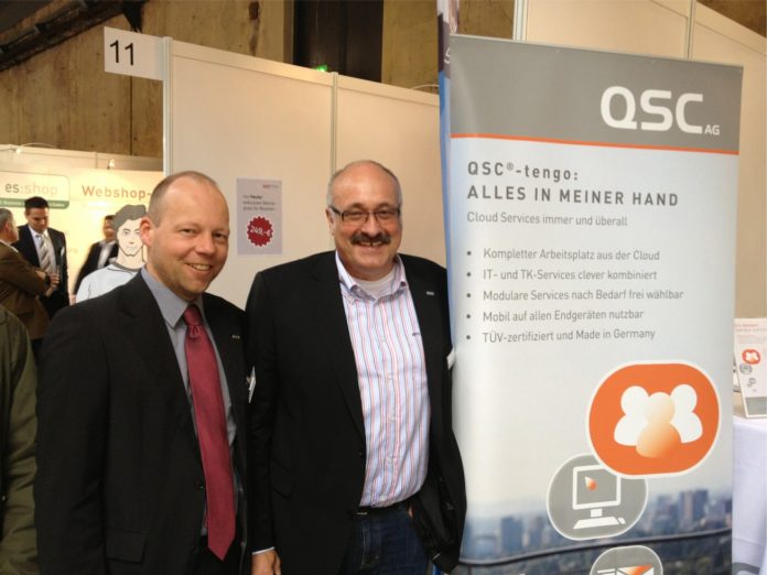 Hans-Peter Steven mit Dirk Hörstemeier (links) am QSC-Stand bei der Also-Hausmesse.