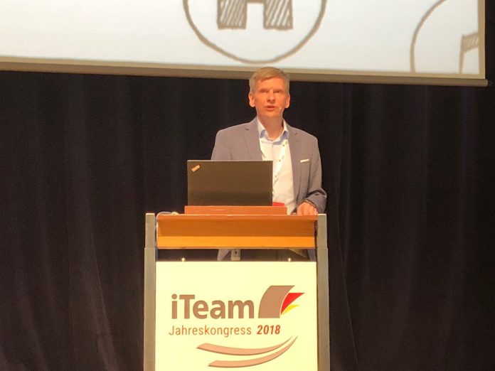 iTeam-Chef Frank Roebers auf dem Jahreskongress der Gruppe in Dresden