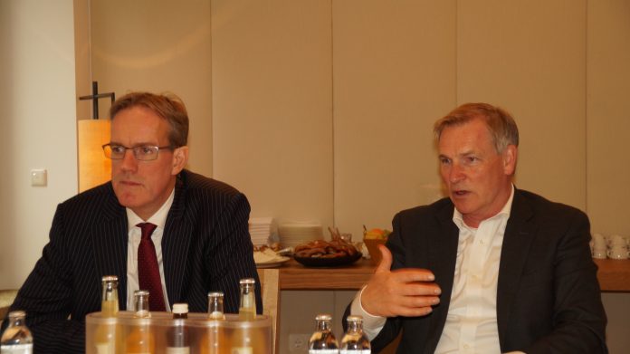 Jochen Wiessler (rechts) und Rinse Tamsma auf dem Channel-Roundtable in München