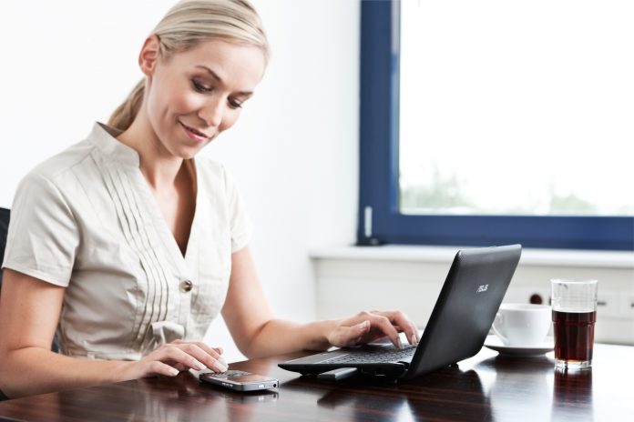 Bei einer guten Online-Bewertung der Firma freut sich der Bewerber...