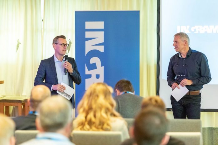 Abschlussrede von Alexander Maier (links)