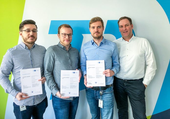 Ralf Stadler (rechts) mit den drei Jahrgangsbesten des 1. Ausbildungsjahrgangs