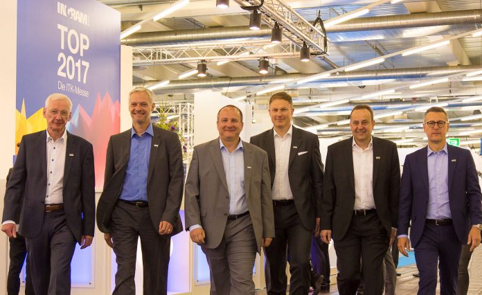 Das Ingram-Management beim Messe-Rundgang