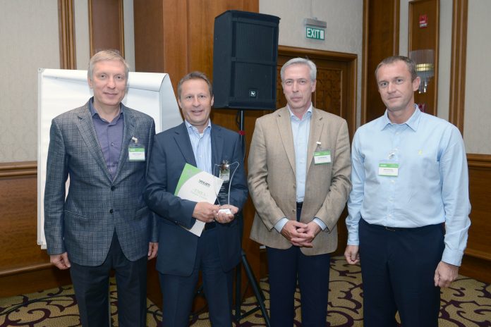 Uwe Kannegießer (2. v.l.) nahm den Preis von Gerald Hofmann (2 v.r.)