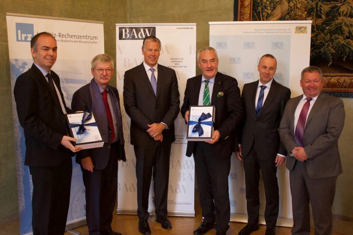 Vertragsunterzeichnung: Prof. Dieter Kranzlmüller