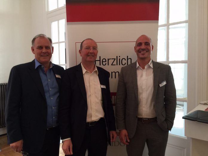 Gruppenbild mit Investor: Paul Eccleston von der Rigby Group (links) mit Chairman Ian Kilpatrick und Deutschland-Chef Helge Scherff (rechts)