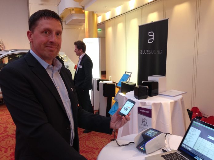 Martin Zander von Yapital demonstriert das Bezahlen via QR-Code