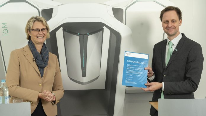 Bundesministerin Anja Karliczek überreicht Jan Goetz, CEO von IQM, die Förderurkunde © BMBF/Hans-Joachim Rickel