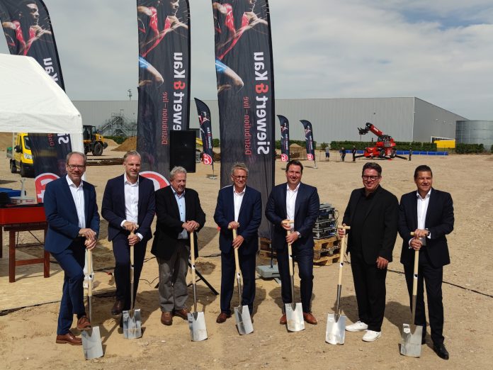 Spatenstich von links: Volker Mießeler (Bürgermeister Stadt Bergheim), Björn Siewert, Rudi Schiffer (Ortsbürgermeister), Heinz Schwevers (Schwevers Metallhochbau), Oliver Kau, Holger Kau, Stephan Hautkappe (HypoVereinsbank)