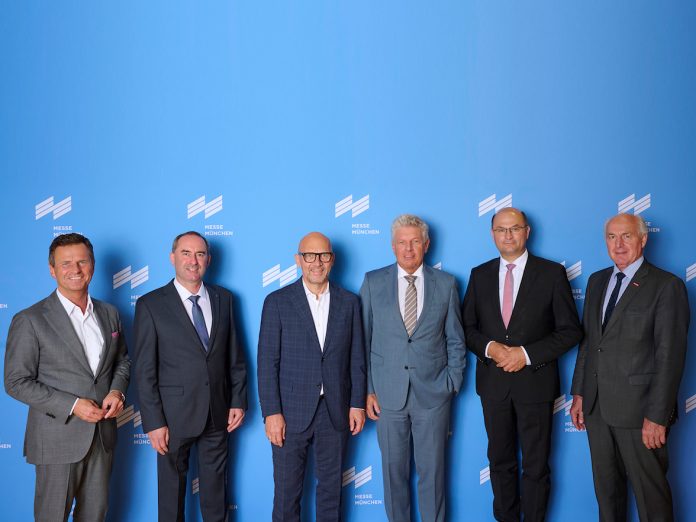 (© Messe München) Im Rahmen der Aufsichtsratssitzung wird der langjährige Messechef Klaus Dittrich verabschiedet, der in den Ruhestand eintritt