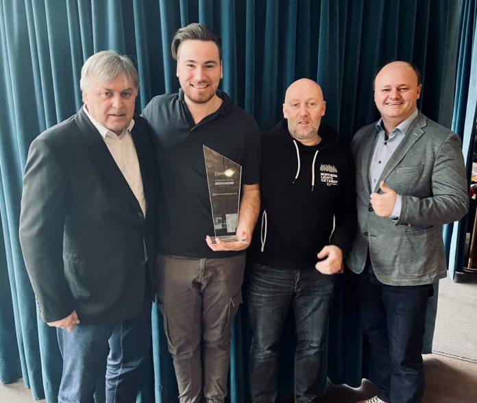 Lukas Bingel (2.v.l.) und Thomas Müller von KMU Informatikpartner zusammen mit den Sysob Channel Account Managern Peter Schneider (links) und Markus Senbert (rechts)