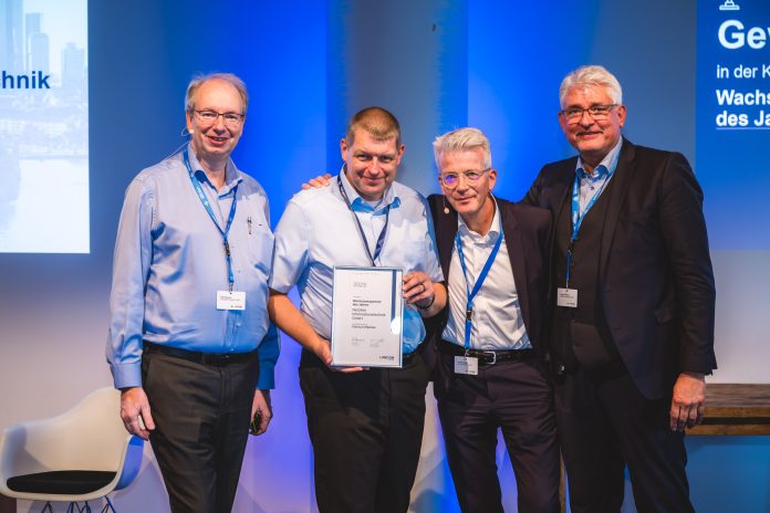 Netzlink Informationstechnik; v.l.n.r.: Ralf Koenzen, Gründer und Geschäftsführer LANCOM Systems, Jörg Fricke, Netzlink Informationstechnik GmbH, Thomas Ehrlich, LANCOM Systems, Andreas Balmes, LANCOM Systems