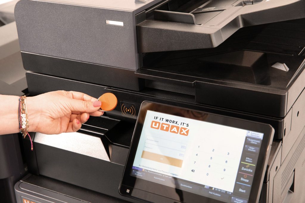 UTAX unterstützt mit einer Authentifizierung per PIN oder Chip am MFP eine sichere Druckfreigabe. (c) UTAX